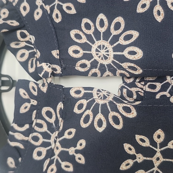 NWT MONDAY FUN Briana Smockef Floral Sleeveless Top - Navy Blue & Cream Small - Picture 5 of 9